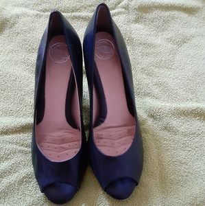 High heeled pumps